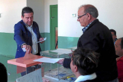 Luis Mariano Santos votando ayer en la localidad leonesa de Cistierna-Ical
