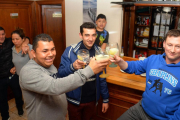 Óscar Andrés (izquierda) brinda con varios clientes en el bar Blondie de Villasana de Mena.-ICAL
