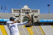 Rafael Nadal emula el famoso tiro con arco de los JJOO de Barcelona.-JORDI COTRINA