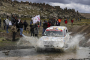 El coche de Cristina Gutiérrez se interna en un tramo de barro y agua-@cris_tortu