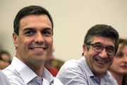 El líder del PSOE, Pedro Sánchez, (izquierda), junto a Patxi López, este jueves en Bilbao.-Foto: EFE/ LUIS TEJIDO