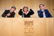 Manuela Carmena con el edil de IU Jorge García Castano, el nuevo delegado de Hacienda, durante la rueda de prensa que ofreció de este lunes en el Palacio de Cibeles.-LUCA PIERGIOVANNI (EFE)