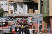 La Policía Científica inspecciona el piso después de que los bomberos retirasen los escombros del interior de las habitaciones.-RAÚL G. OCHOA