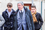 Los tres exjugadores se dirigen al tribunal durante el juicio. ECB