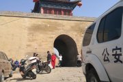 Un coche de policía en el lugar donde se produjo el ataque.-EFE / YU JIAN