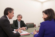 Un momento de la reunión mantenida ayer entre el ministro (a la izq.) y los dos políticos burgaleses.-