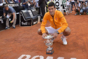 Djokovic posa con su trofeo.-EFE