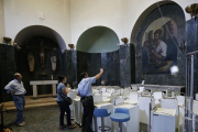 Las pinturas de Luis Sáez decoran la capilla del hospital.-RAÚL G. OCHOA