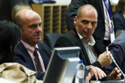 El ministro español de Economía y Competitividad, Luis de Guindos (i), y el ministro de Finanzas griego, Yanis Varufakis (d), asisten a una reunión de los ministros de Finanzas del Eurogrupo en la sede del Consejo Europeo de Bruselas.-Foto: EFE