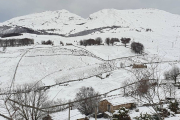 La nieve ya cubría ayer los campos cercanos a Castrovalnera y el Pico de la Miel. LUNADA.ORG