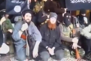 Al-Shishani (centro), sentado junto a combatientes yihadistas, en una imagen de un vídeo sin fechar difundido por las redes sociales.-