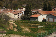 La paralización de las obras transformó el foso en una charca de agua estancada.-G.G.