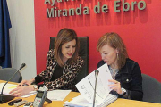 La alcaldesa de Miranda, Aitana Hernando, y la edil de Hacienda, Laura Torres, en una imagen de archivo.-E. M.