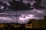 Imagen de una tormenta durante estos días en Miranda de Ebro. MARCO REMÓN