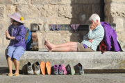 Imagen de peregrinos descansando a su paso por la ciudad.-ISRAEL L. MURILLO