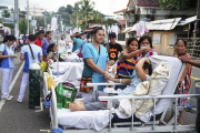 Pacientes y enfermeras permanecen en la calle a las puertas de un centro de evacuación tras un terremoto de 5,1 grados en la escala Ritcher en la isla de Leyte (Filipinas).-EFE / ROBERT DEJON