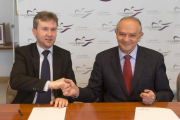 Javier Lacalle y José María Leal sellan el acuerdo.-RAÚL G. OCHOA