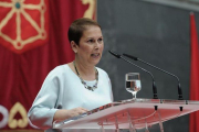 La nueva presidenta de Navarra, Uxue Barkos, en su toma de posesión.-EL PERIÓDICO (AFP / ANDER GILLENEA)