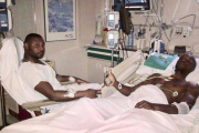 Abidal junto a su primo, Gerard Armand, tras la operación.-EL PERIÓDICO