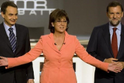 José Luís Rodríguez Zapatero y Mariano Rajoy junto a Olga Viza, moderadora del cara a cara que enfrentó a los candidatos en el 2008.-AP / VICTOR R CAIVANO