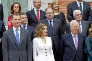 Herrera junto a los Reyes en la foto de la comisión para la Conmemoración del IV Centenario de Cervantes.-ICAL