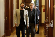 Los diputados de ERC Gabriel Rufián y Joan Tardà,en los pasillos de la Cámara.-JOSÉ LUIS ROCA