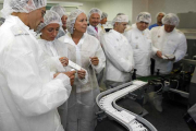 Las ministras Trinidad Jiménez y Carmen Chacón visitaron el centro de farmacia de la Defensa en plena crisis de la gripe A en 2009.-R. OCHOA