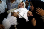 Familiares con el cadáver de la pequeña Laila.-MOHAMMED SALEM
