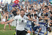 Diego Suárez festeja la consecución del 0-1 ante la algarabía de la afición blanquinegra en Linarejos-Israel L. Murillo