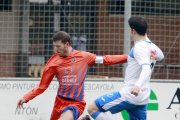 Jairo se dispone a despejar el balón en el choque ante el Almazán.-RAÚL G. OCHOA