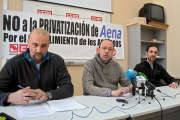 Urbano González Escapa (I), Ignacio Fernández (C) y Eduardo González (D) analizan en rueda de prensa las consecuencias de la privatización de Aena-Ical