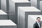 El primer ministro griego, Alexis Tsipras, visita el memorial a las víctimas del Holocausto en Berlín, ayer.-Foto: AP/ MICHAEL SOHN
