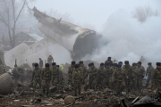 Restos del avión que se ha estrellado sobre un barrio en Kirguistán.-VYACHESLAV OSELEDKO / AFP