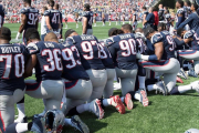 Los jugadores de New England Patriots protestan arrodillados durante el himno-JOHN CETRINO