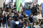 Las grandes empresas del sector industrial tuvieron todo el día largas colas de aspitantes deseando darse a conocer.-RAÚL OCHOA