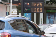 El precio de los carburantes es un 20 y un 15 por ciento más alto que doce meses atrás.-RAÚL G. OCHOA