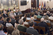 Decenas de personas se congregaron en el Salón de Estrados de la Diputación durante la apertura del nuevo curso de la Institución Fernán González.-ICAL