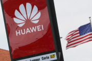 Logotipo de Huawei y la bandera de EEUU de fondo en Kuala Lumpur, Malasia.-EFE / FAZRY ISMAIL