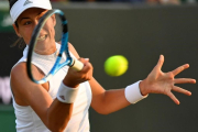 Muguruza devuelve una derecha ante Van Uytvanck.-AFP / BEN STANSALL