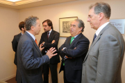 Fernando Andrés y Miguel Ángel Benavente, directivos del Tizona, charlan con los abogados del club.-ISRAEL L. MURILLO
