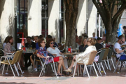 Clientes en una terraza de un establecimiento de la capital.-RAÚL G. OCHOA
