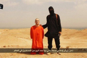 El 'Yihadista John' junto al periodista James Foley, en un vídeo difundido el 19 de agosto.-Foto: REUTERS