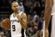Tony Parker celebra la victoria de los Spurs ante los Mavericks tras anotar el triple decisivo.-Foto: USA TODAY / SOOBUN IM
