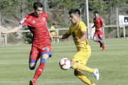 Javi Cantero disputa el balón junto a un jugador del Numancia el sábado en Navaleno.-LUIS ÁNGEL TEJEDOR