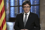 Carles Puigdemont, durante el mensaje institucional de fin de año de 2016 desde el palau de la Generalitat.-JORDI BEDMAR (ARCHIVO)