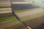 Una imagen aérea muestra una columna de refugiados procedentes de Croacia, atravesando Eslovenia, ayer.-AP / DARKO BANDIC