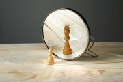 Peón de ajedrez frente al espejo.-123RF