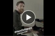 Imagen del vídeo en el que aparece Messi tocando el himno de la Champions en un piano.-
