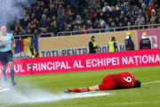 Lewandowski, en el césped tras caer un petardo a su lado en el Rumanía-Polonia.-EFE / ROBERT GHEMENT