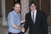 Pablo Iglesias y Carles Puigdemont, en su último encuentro, en abril de este año en el Palau de la Generalitat.-FERRAN NADEU